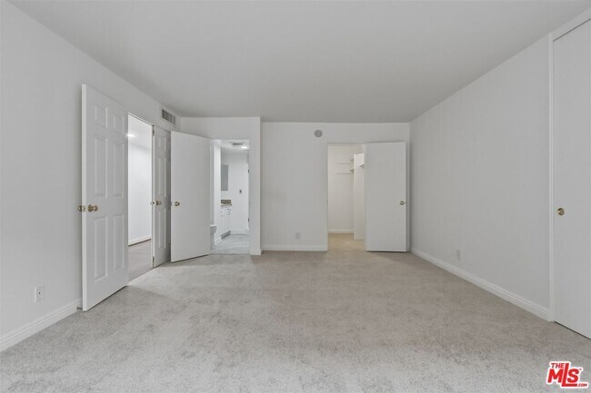 Building Photo - 435 N Oakhurst Dr