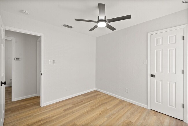 Building Photo - 5 Chanute Cir