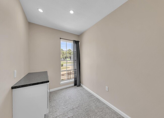 Building Photo - 702 Mayflower Ave