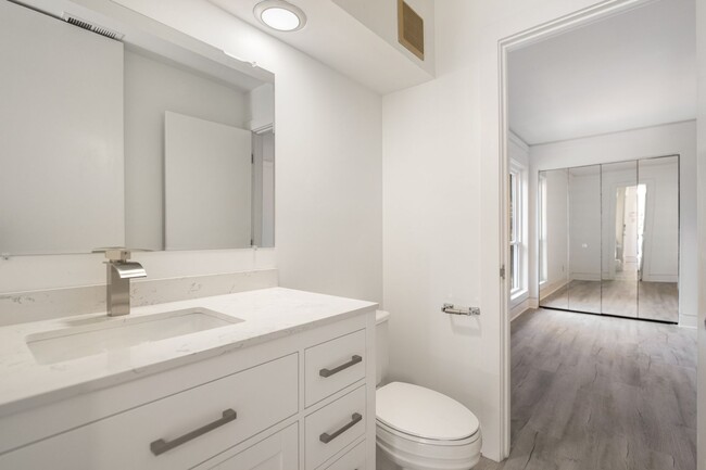 Building Photo - 2 bed 2 bath Recently Renovated Condo Loca...