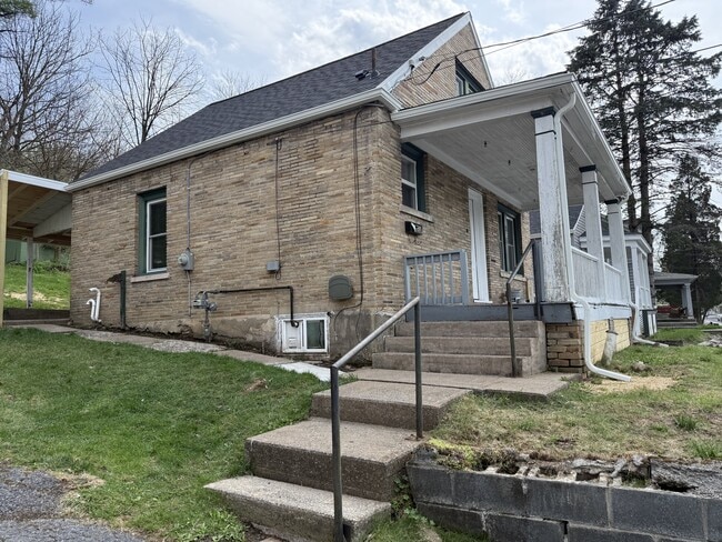 Building Photo - 926 W Water St