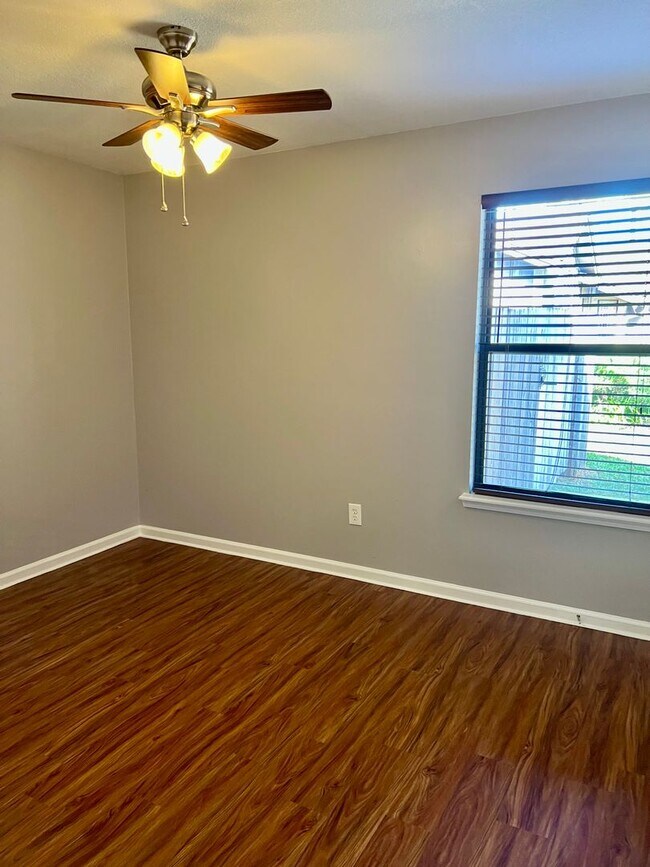 Building Photo - 3 Bedroom - 2 Bathroom - 2 Car Garage