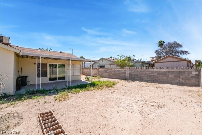 Building Photo - 2102 E Russell Rd