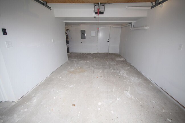 Building Photo - Caspian 3501 3-plex