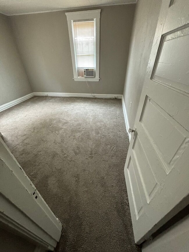 Building Photo - 2BD / 1BA Duplex