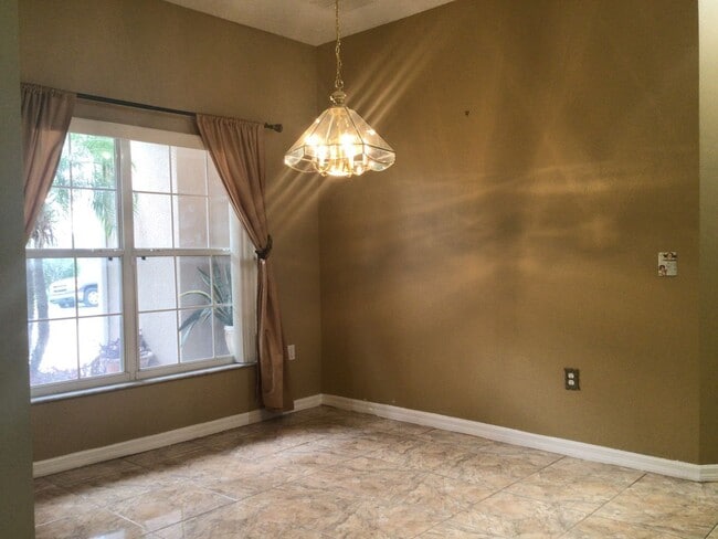 Building Photo - 410 Bloomfield Dr