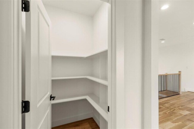 Building Photo - 1038 W 31st St