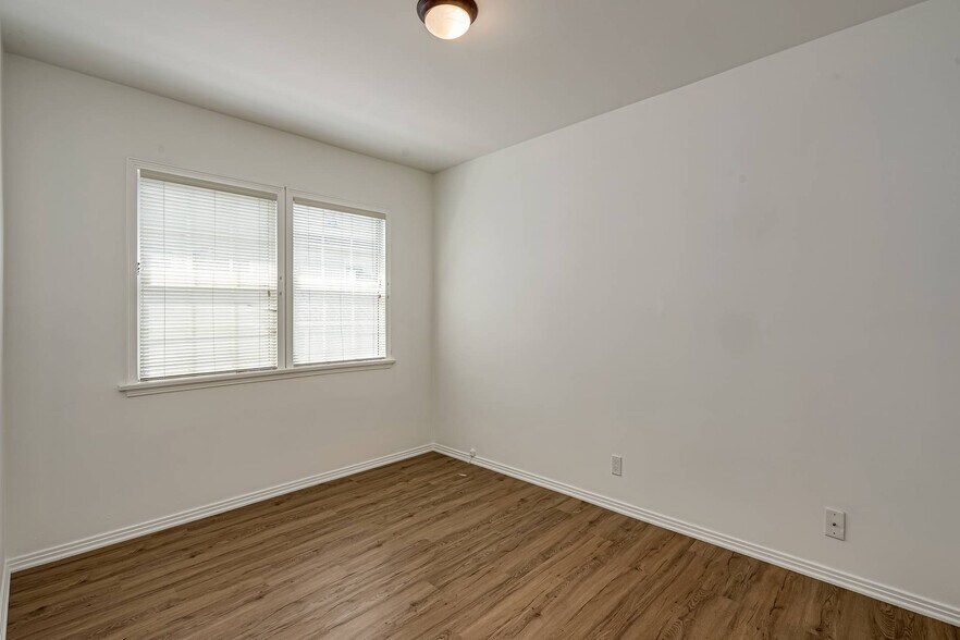 Building Photo - 313 Venice Way
