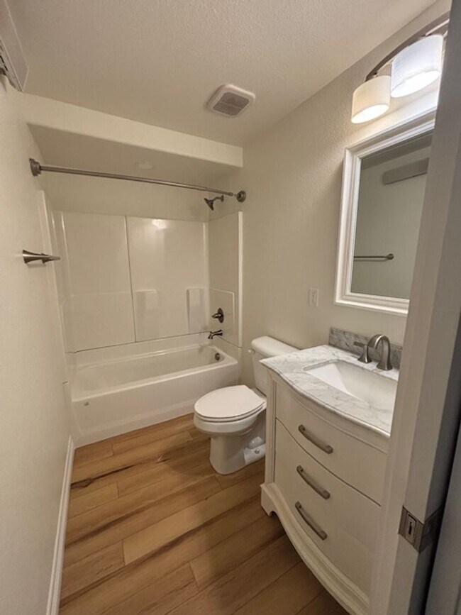 Building Photo - 4 Bedroom 3.5 Bath Townhouse Near Dell Range Blvd.