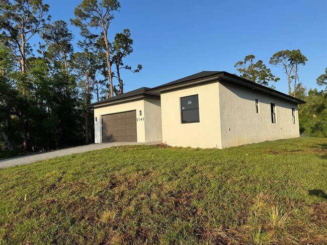 Building Photo - 2145 Redmond St