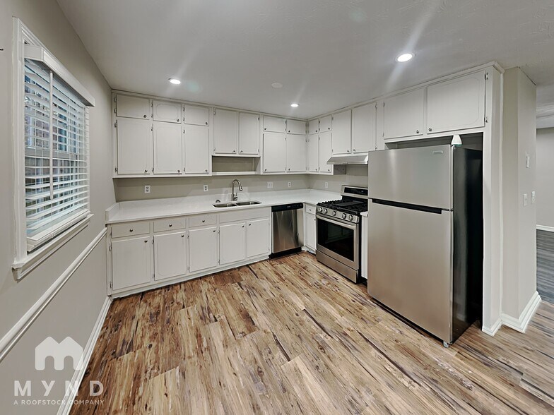 Building Photo - 1224 Classic Dr NE