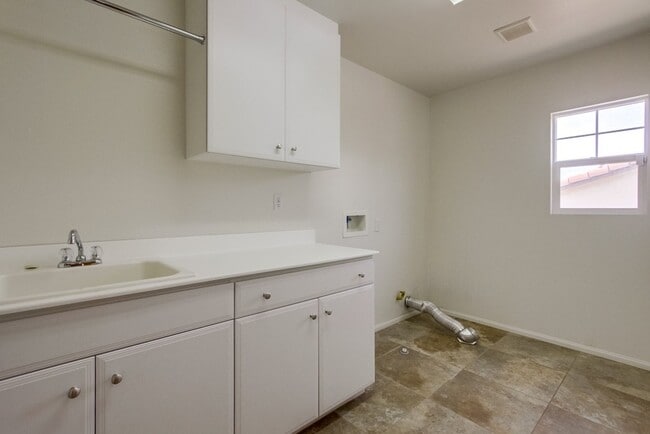 Building Photo - Beautiful Sky Ranch home with Spectacular Views!