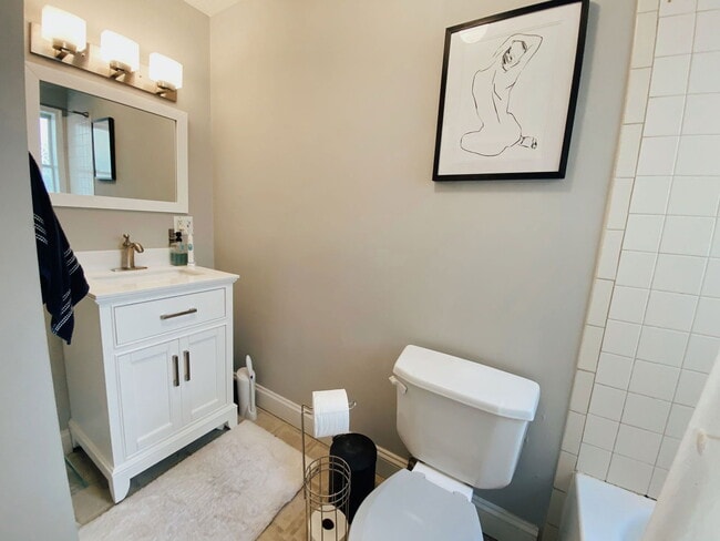 Building Photo - 1528 Bainbridge St