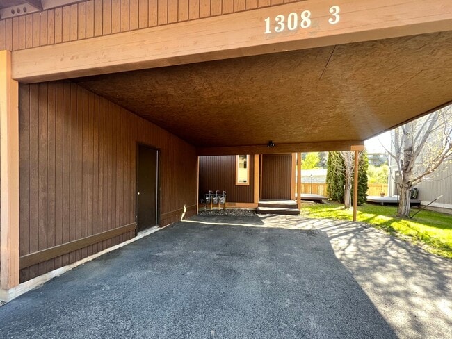 Building Photo - 1308 N Brooklane St