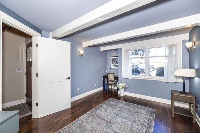 Building Photo - Conveniently Located, Fully Furnished 2 Bed/2 Bath Home Available To Nov!