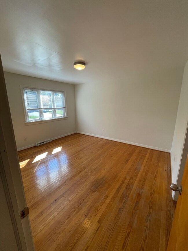 Building Photo - Split Level Home near Willow Lawn