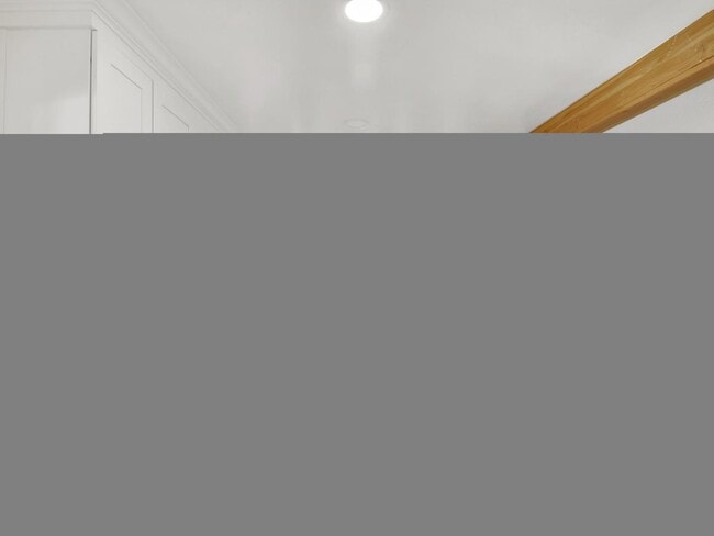 Building Photo - 544 W 17th Pl