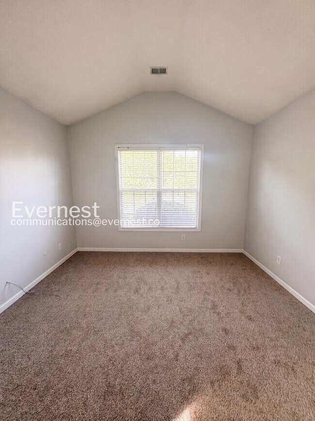 Building Photo - Limited Time Special Offer / 4 Bed, 2 Bath Home with Garage / Pet-Friendly / Available Now!