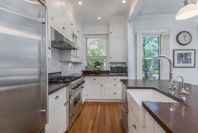 Building Photo - 375 Marlborough St