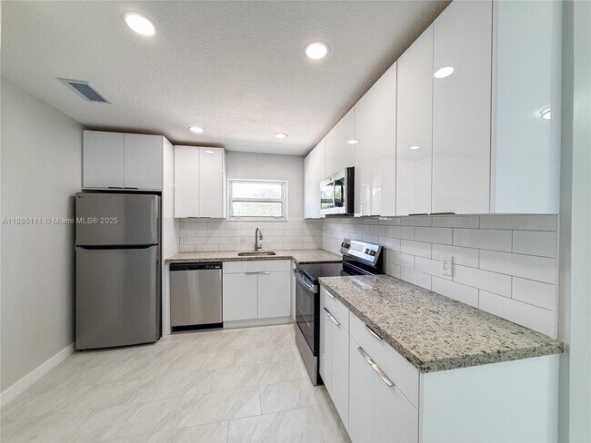 Building Photo - 5621 NE 22nd Ave