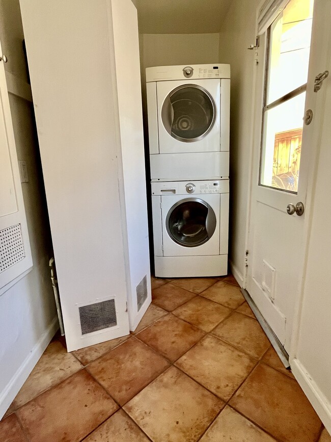 Laundry area - 2934 Rowena Ave