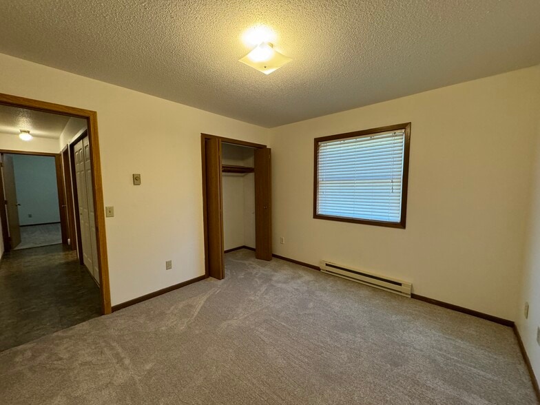 Building Photo - 2318 Meadow Ln