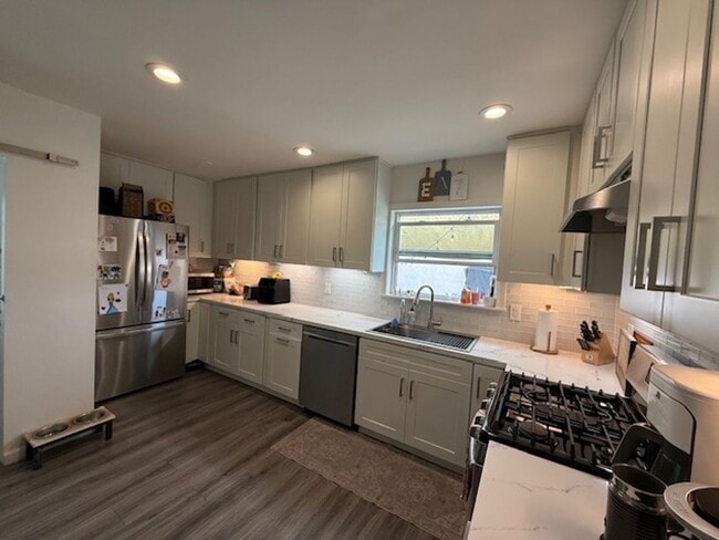 Building Photo - SPACIOUS 3 BEDROOM / 1.5 BATH HOME IN LOS ...