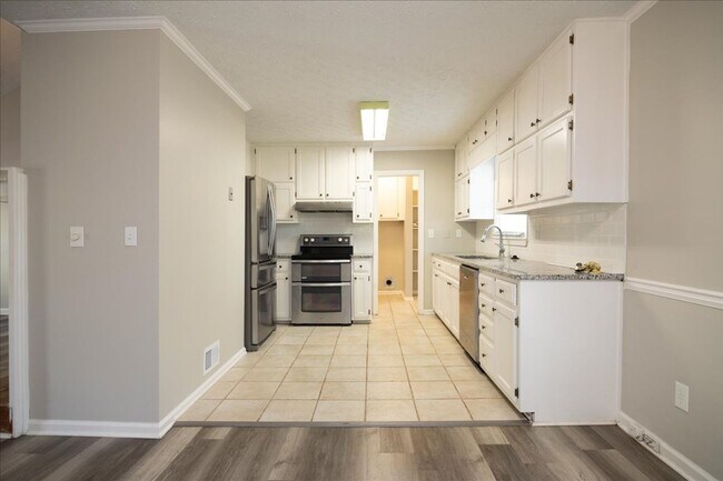 Building Photo - Spacious 3/2 Ranch Home w/ 2 Car Garage in Quiet Neighborhood