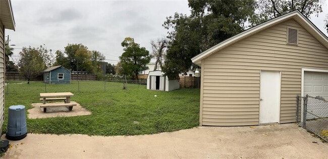 Building Photo - 941 E 52nd St