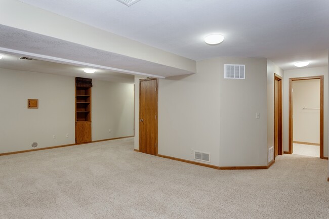 Building Photo - Executive Rental in Lakepoint!