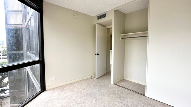 Building Photo - SPACIOUS 2 BED/2 BATH/1 PRKG & WASHER/DRYE...