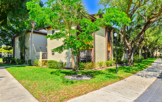 Building Photo - 4527 Carambola Cir S
