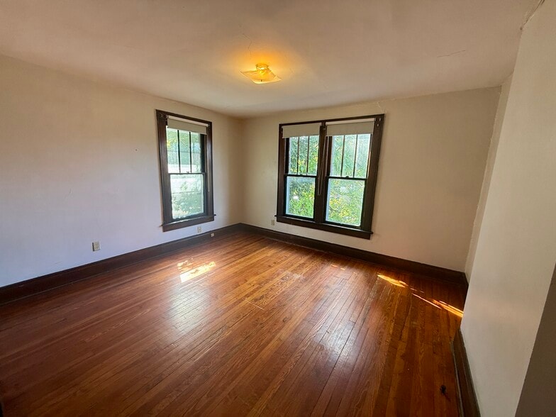 Building Photo - 468 E Tompkins St
