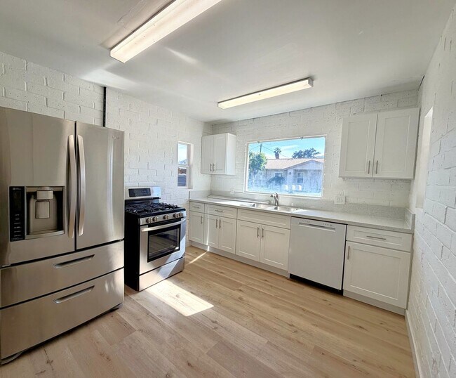 Building Photo - AVAILABLE NOW!! 2 Bedroom 1 Bathroom Apartment in Palm Desert!