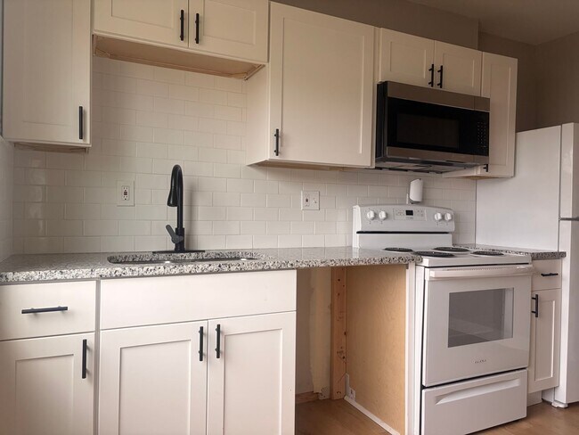 Building Photo - Newly Updated 2-Bedroom, 1 bath | Modern Finishes | $1,250/Month