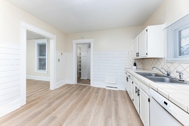 Building Photo - 405 Starkweather St