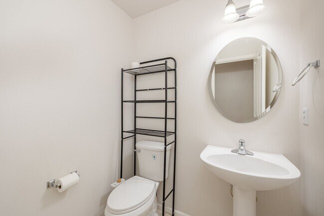Building Photo - Townhouse available in lynnwood