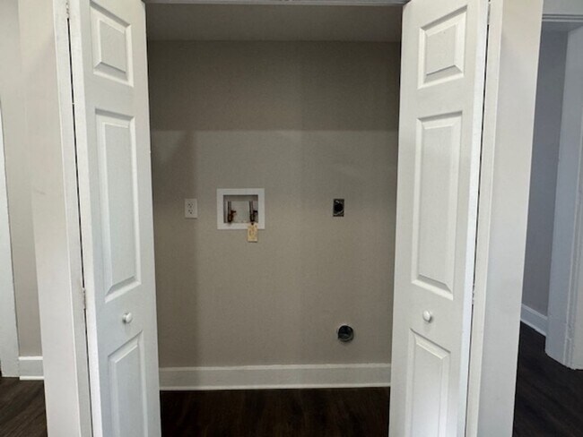 Building Photo - 2 Bedroom 1 1/2 Bath Beautifully Renovated Home in Historic Huffman Area