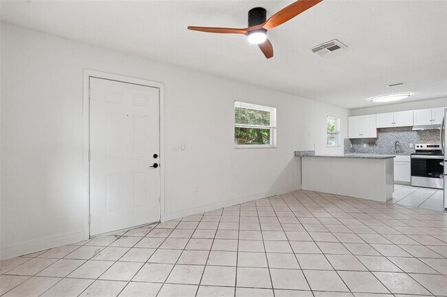 Building Photo - 7133 Pinewood Dr