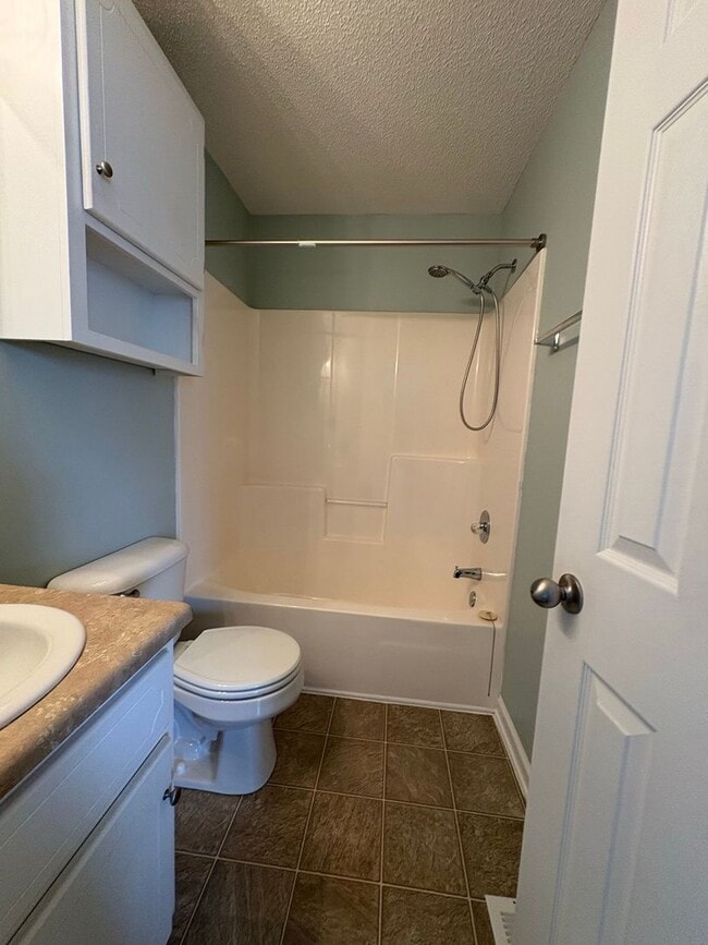 Building Photo - WAKEFIELD SUBDIVISION - Double Garage!  GRANITE COUNTERTOPS.