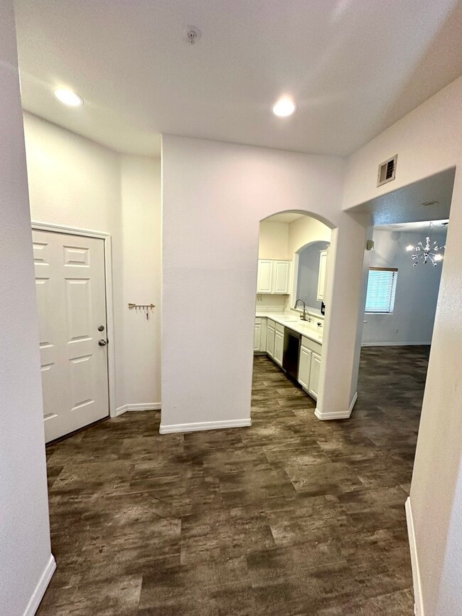 Building Photo - Gorgeous 2 bedroom / 2 bath condo in The Enclave