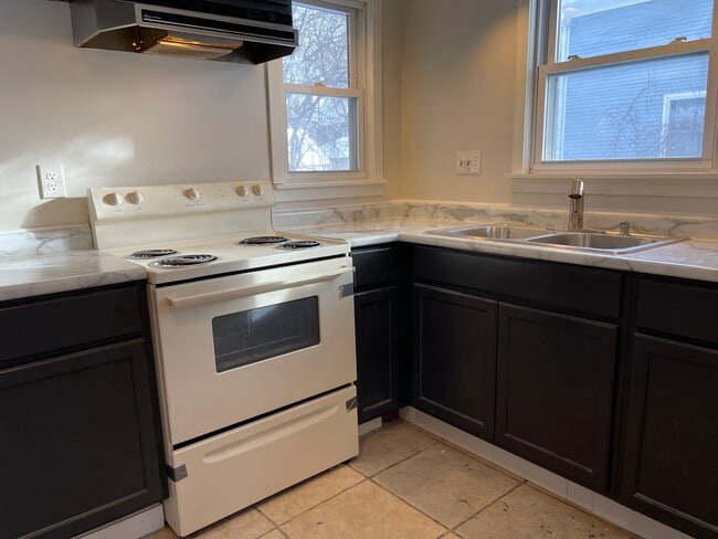 Building Photo - 3127 18th Ave S