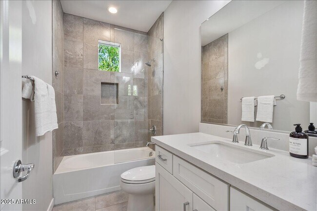 Building Photo - 5543 E Beryl Ave