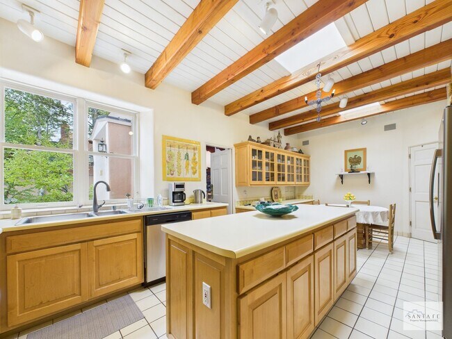 Building Photo - Downtown Fully Furnished Home Available Now!