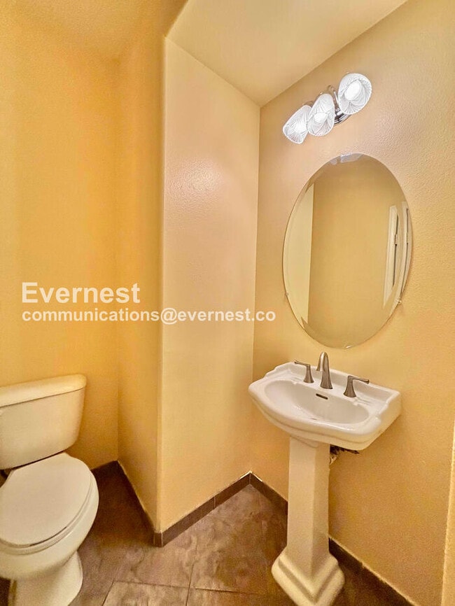 Building Photo - 5 Bed/3.5 Bath Home with Garage / Vouchers Accepted / Available Now!