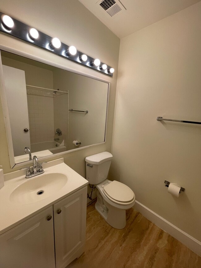 Building Photo - Twin rivers- F2