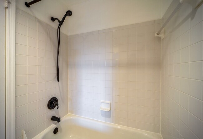 Building Photo - Sophisticated Townhome Steps from East Fal...