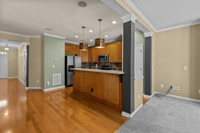 Building Photo - Gorgeous 3 Bedroom Townhome w/ Premium Finishes & Amenities - Pet Friendly!
