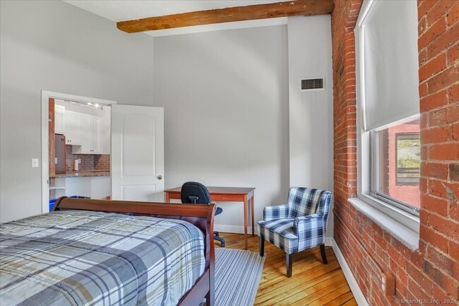 Building Photo - 222 Williams St E