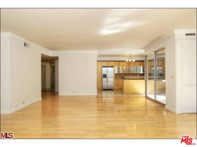 Building Photo - 318 N Maple Dr